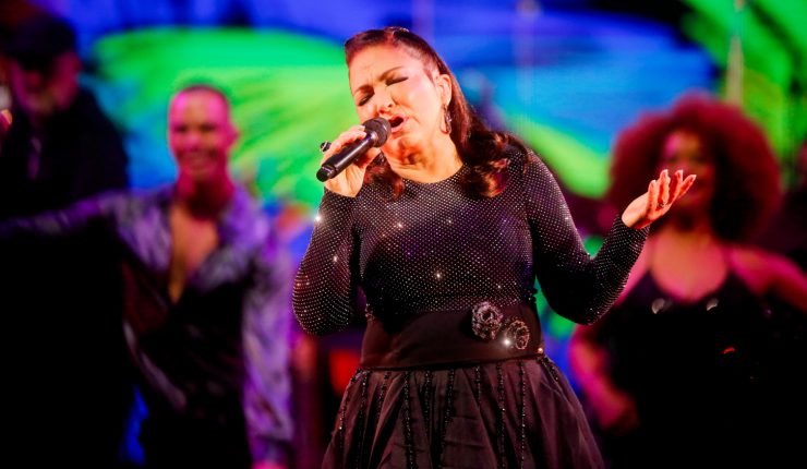 Weonrollero's tweet photo. La hipocresía de quienes están disfrutando de la música de Gloria Estefan, pero critican la ayuda humanitaria del Gobierno de Chile a Cuba. #Viña2026 https://t.co/PWN0CzFJC3