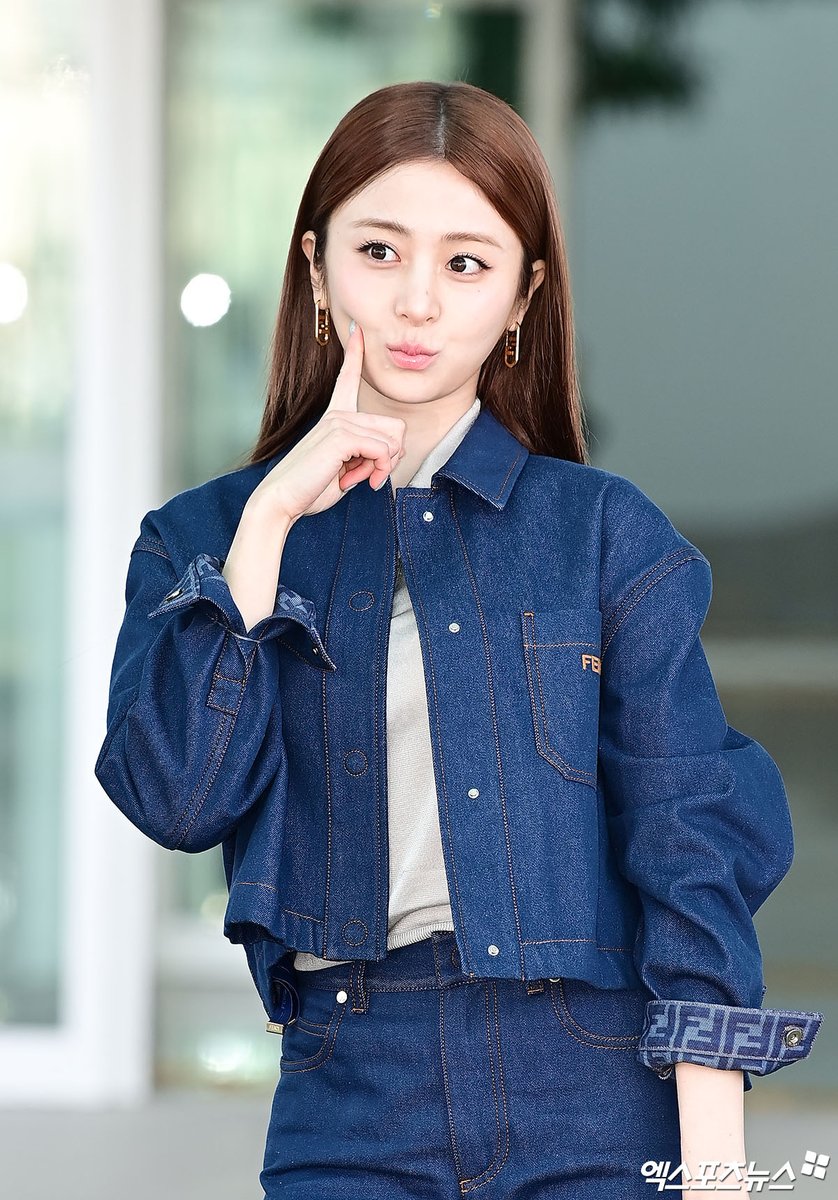 LE SSERAFIM Huh Yunjin at Incheon International Airport departing