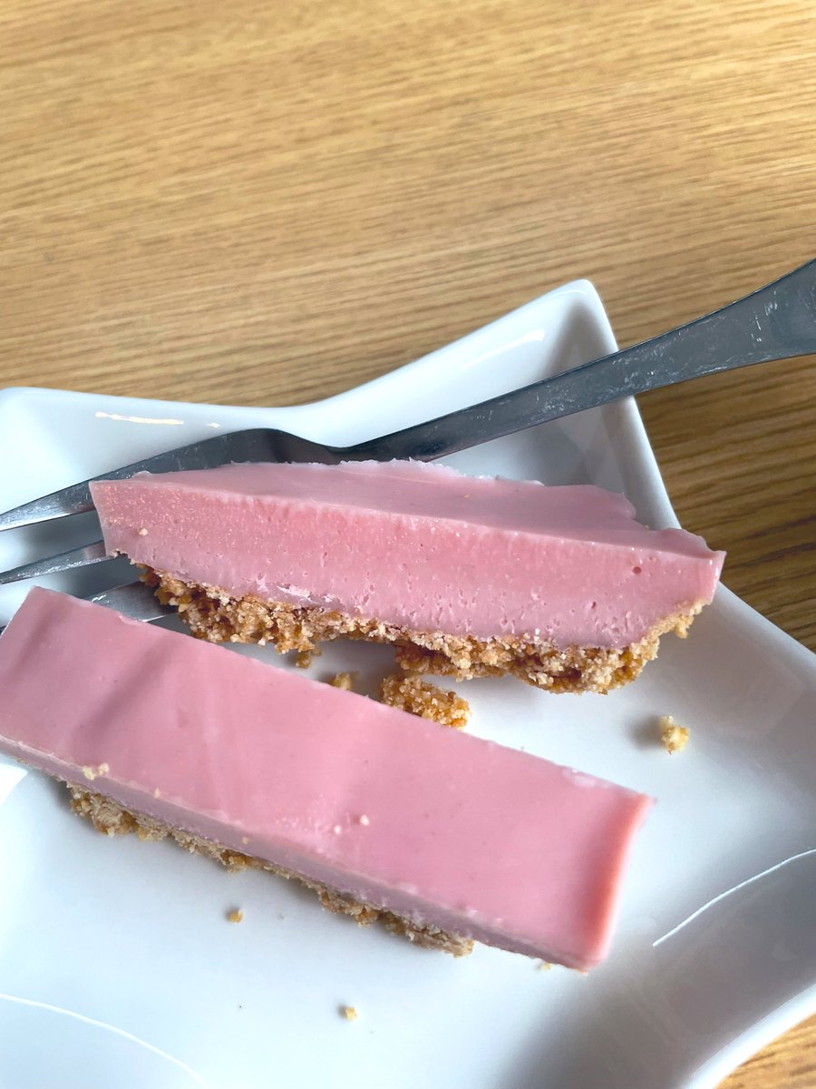 comamengame's tweet photo. おはよ！
昨日管理者イベントしながら食べよーと思って作った生チョコタルト🥧🍓
のんびり映画観ながら食べるよ🎬

北海道から観ていくー！

生地がﾎﾞﾛﾎﾞﾛだ😀

https://t.co/TDw3bD1g63 https://t.co/R4OaqRuKa0