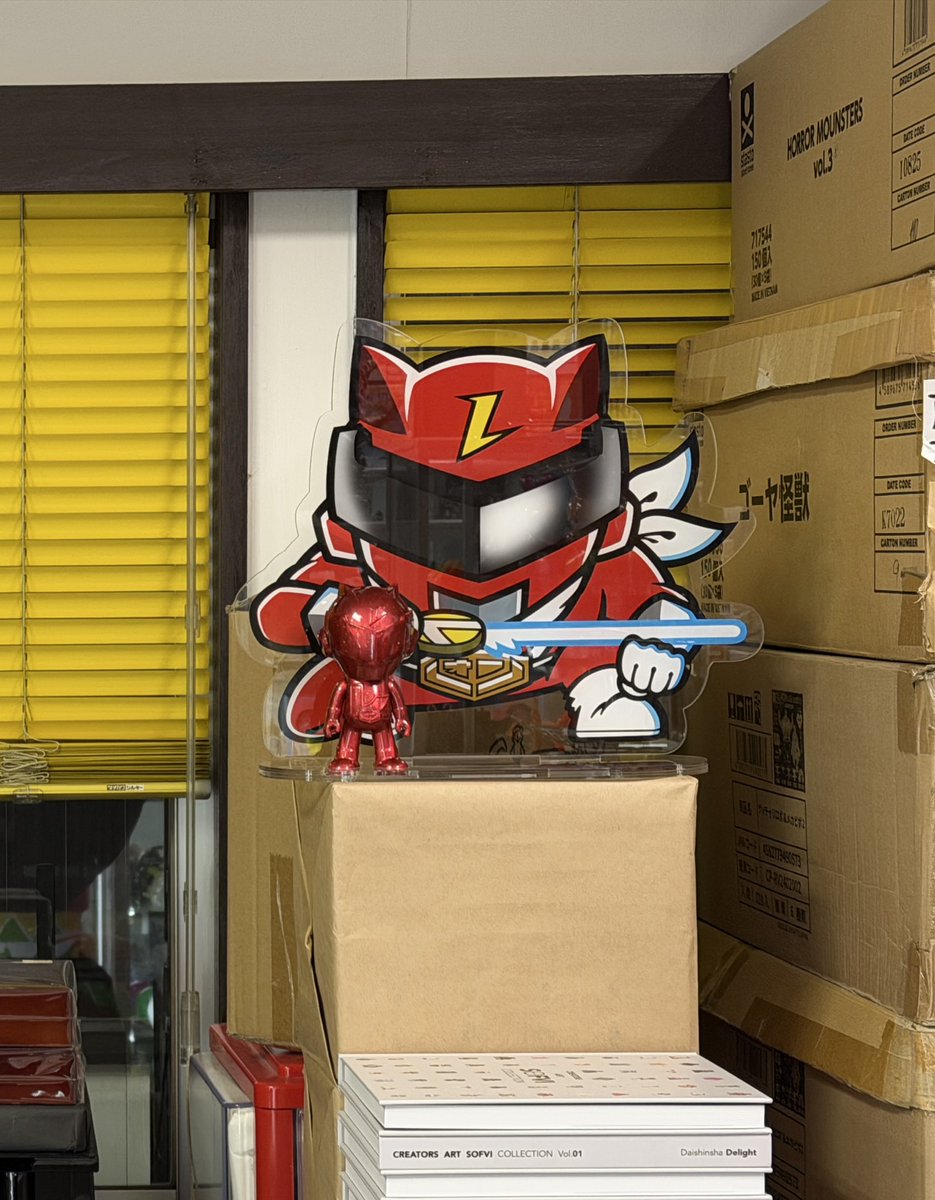 存在感のある大きさが堪らない❕ 台座厚めで安心感があり、シールの