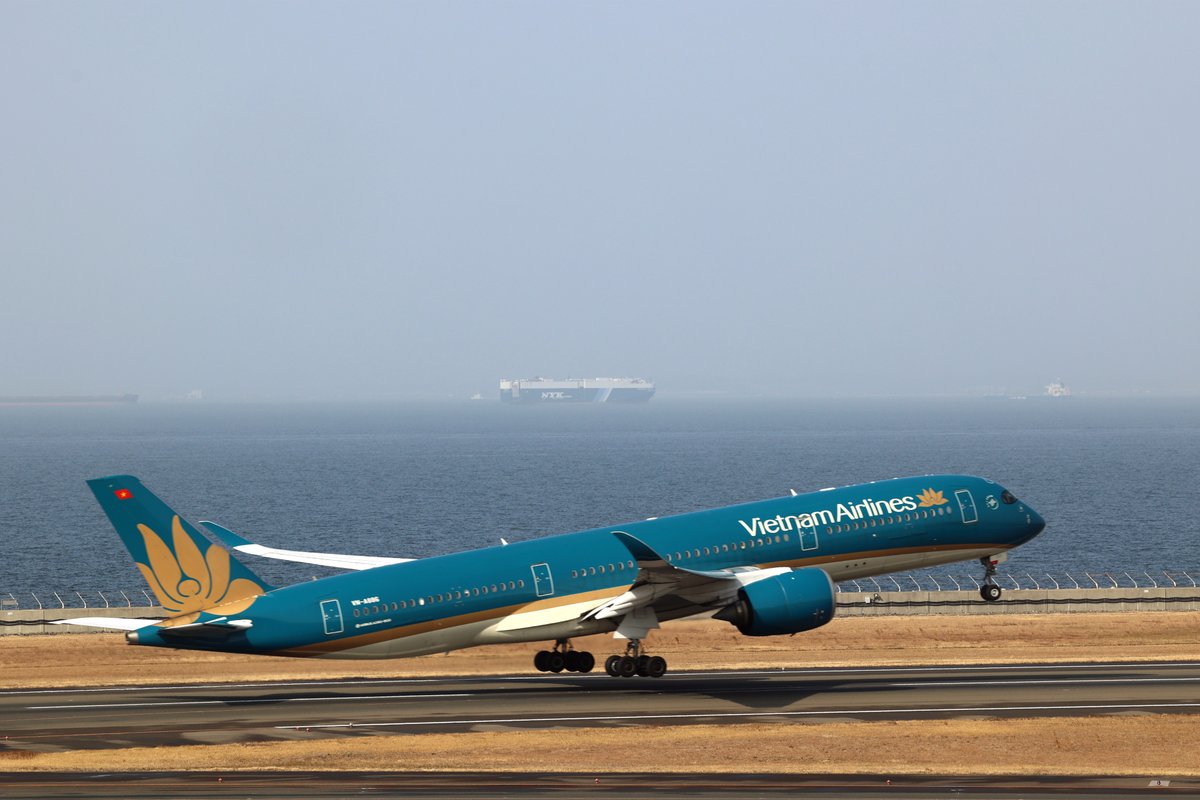 Centrairairport's tweet photo. 機材が大型化されたベトナム航空のA350がセントレアで2機並びました。タイ国際航空のA350も隣に駐機し、A350が3機並ぶ壮観な光景に。その奥にはタイ・エアアジアXのA330も加わり、国際線エリアには大型機がずらりと並びました。ハノイ線は3月28日まで、ホーチミン線は2月26日までの月・木・日運航となります。カラフルな機体が揃う華やかなひとときでした。