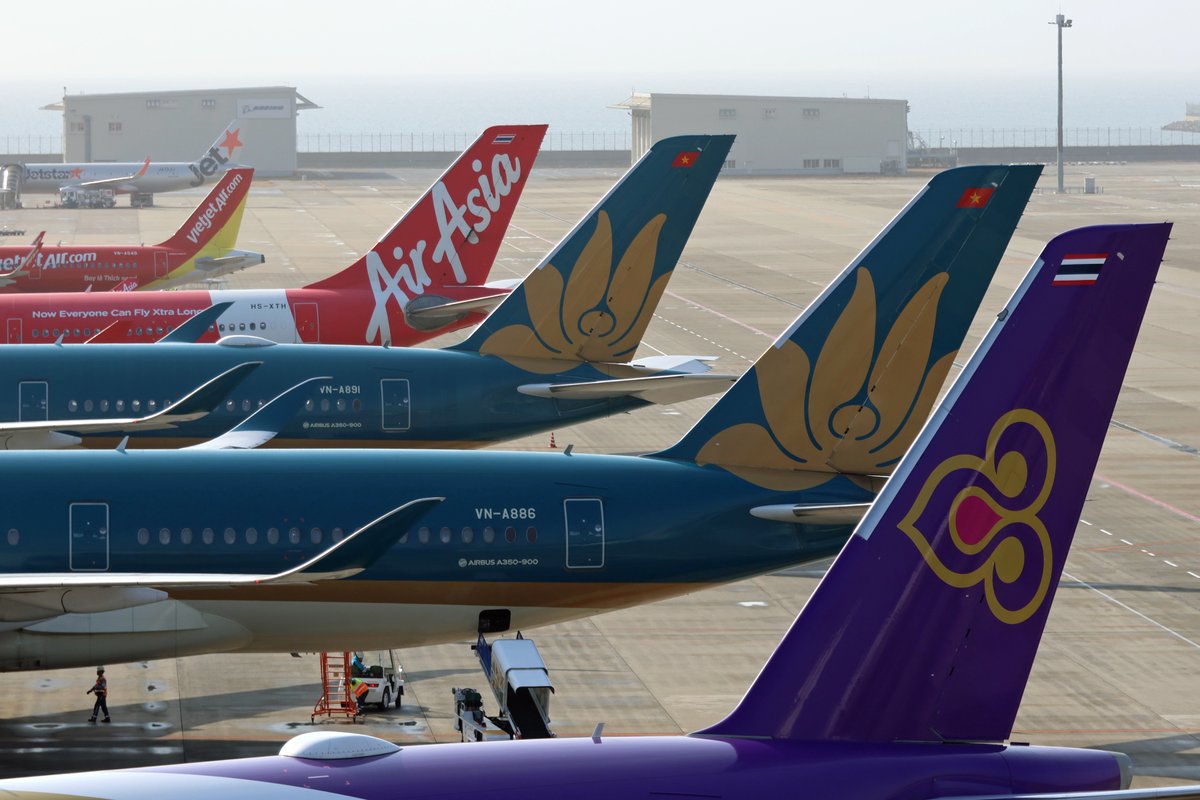 Centrairairport's tweet photo. 機材が大型化されたベトナム航空のA350がセントレアで2機並びました。タイ国際航空のA350も隣に駐機し、A350が3機並ぶ壮観な光景に。その奥にはタイ・エアアジアXのA330も加わり、国際線エリアには大型機がずらりと並びました。ハノイ線は3月28日まで、ホーチミン線は2月26日までの月・木・日運航となります。カラフルな機体が揃う華やかなひとときでした。