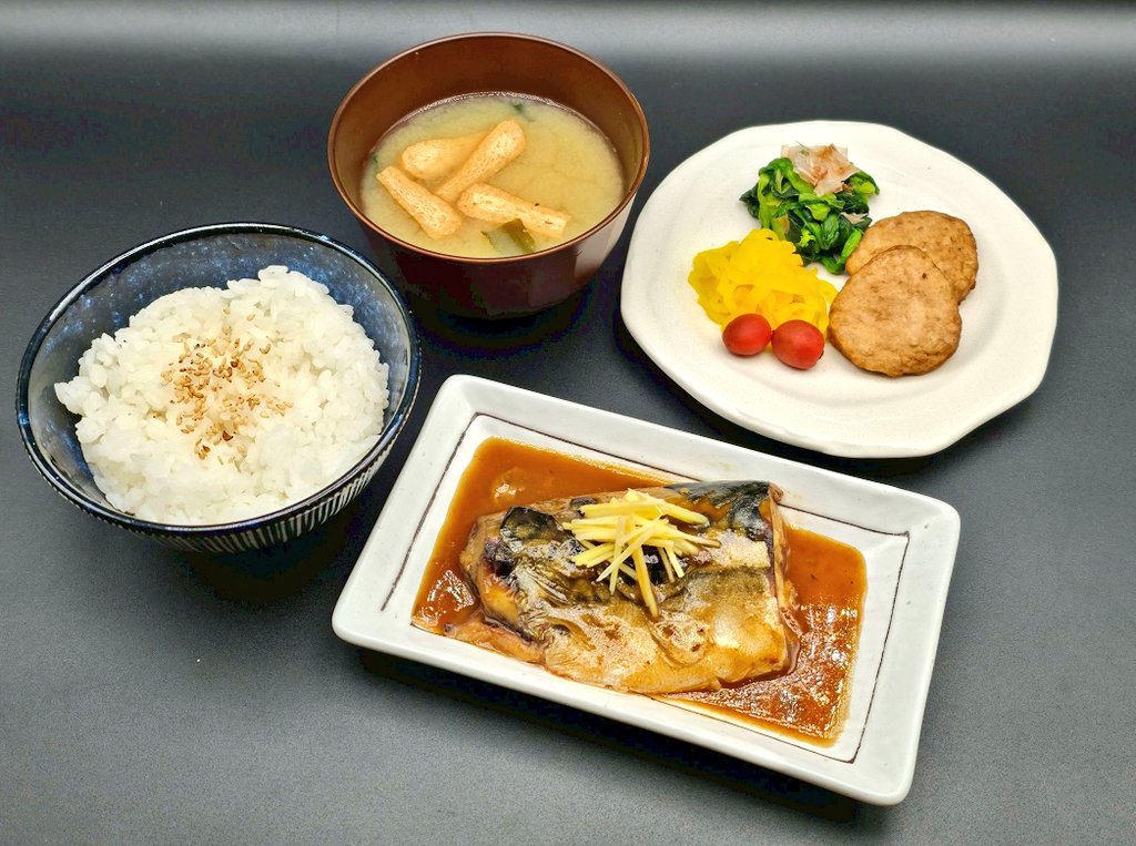 葵渚コラボカフェのフードのご紹介です•*¨*•.¸¸♬︎

アネットさんの
お手製サバの味噌煮定食です♡♡
ふっくら肉厚で美味しい料理です！
ぜひ頼んでみてくださいね✨

こちら
スタッフオススメ料理です☺️

#葵渚カフェ