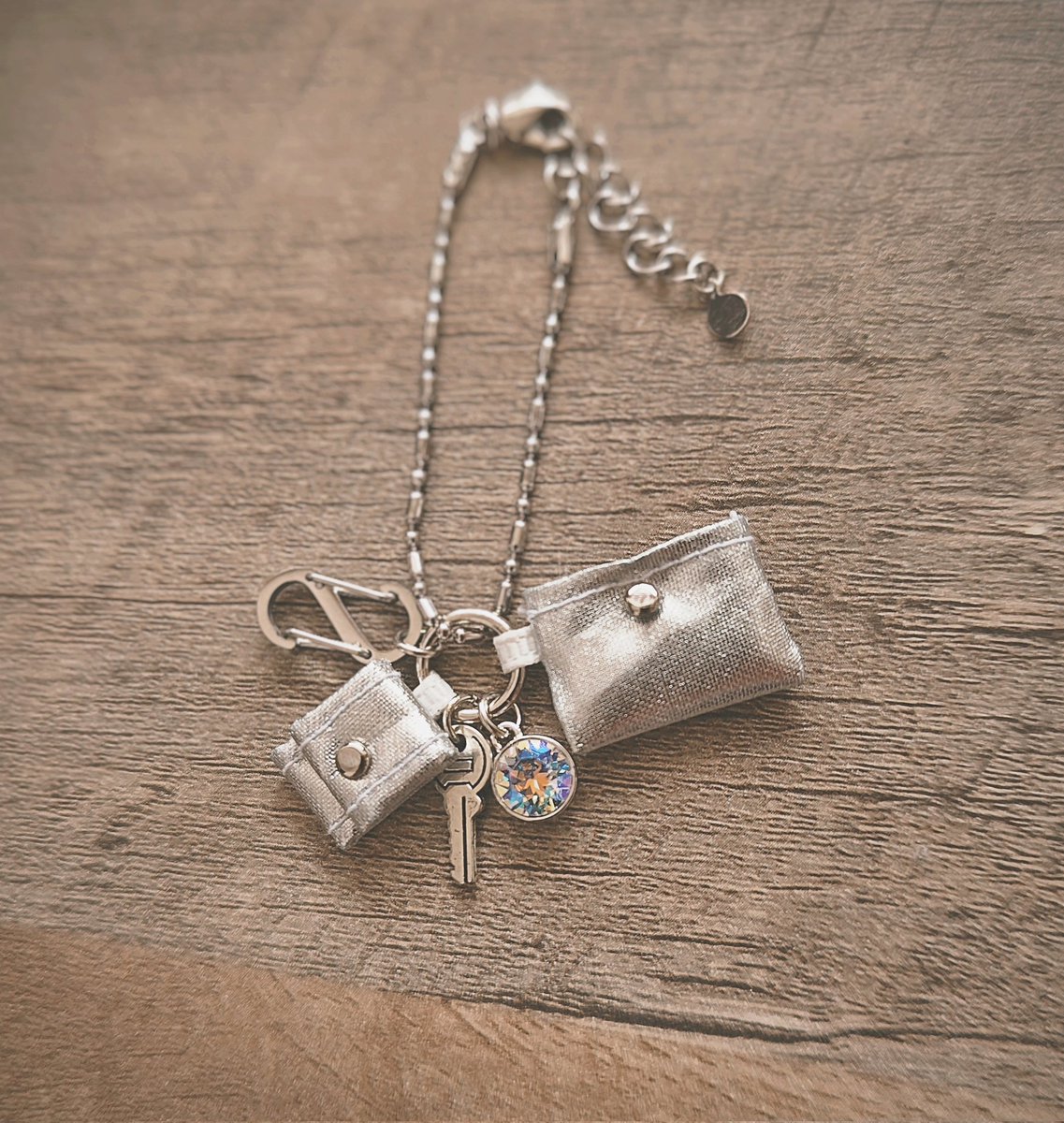 ꫛꫀꪝ✧‧˚ シルバーポーチ🕊🤍

ホワイト×クリスタルシマー