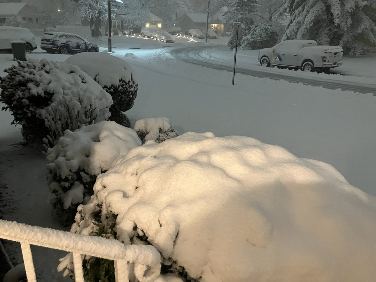 LensReality's tweet image. ❄️ Snow has been falling at a rate of 1 inch per hour in Edison, NJ, during the past few hours. I measured 6.1 inches on the ground at 9 pm Sunday. #nj #njwx #njsnow