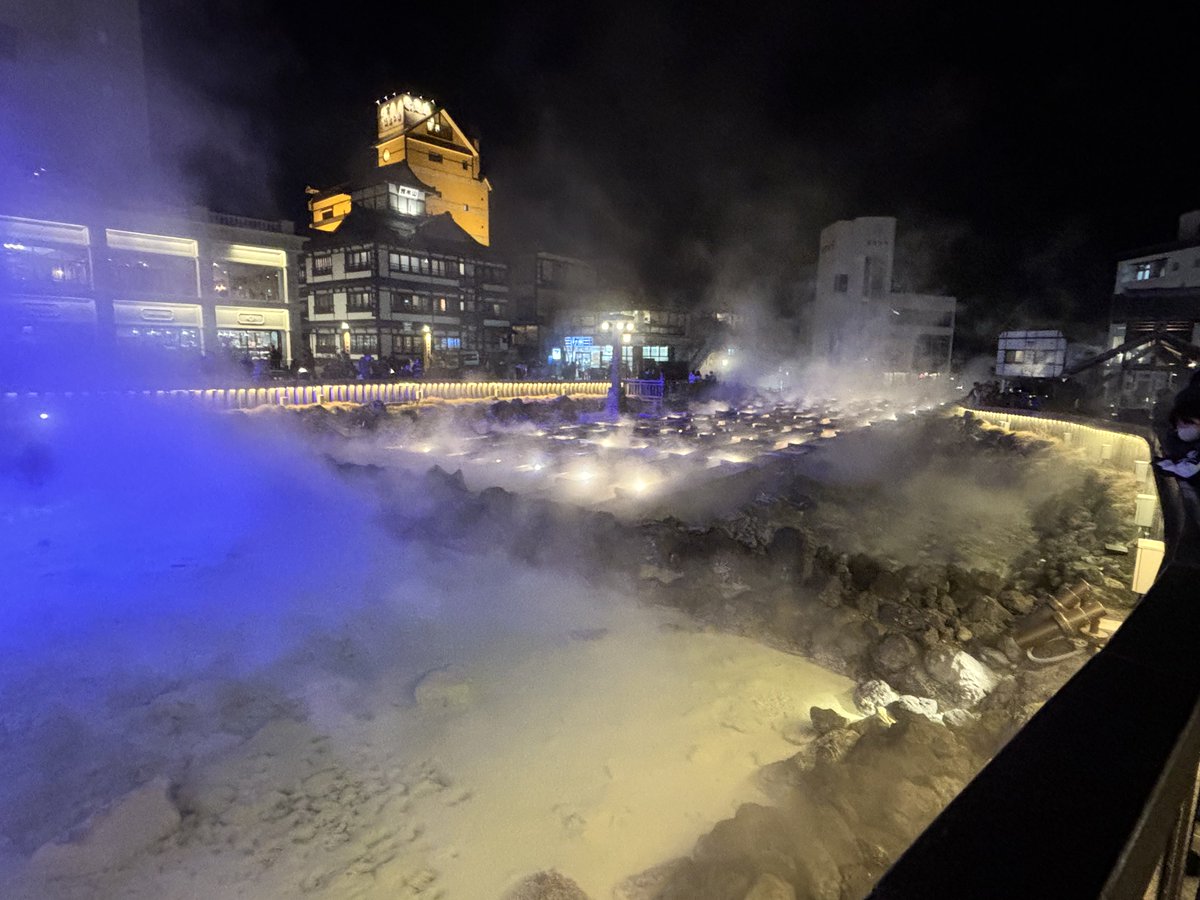 草津温泉周辺散策シリーズ①
湯畑
☆戦国時代源頼朝も入湯、高温の源泉を冷まし成分沈澱、湯量調整、分配の役割
☆昼は青空、夜は湯気のライトアップで幻想的な景色、若者、外人さん多数😊