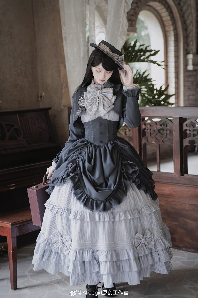 霧の都を歩く貴婦人のような、知性と美しさを纏うグレー 甘さを抑え