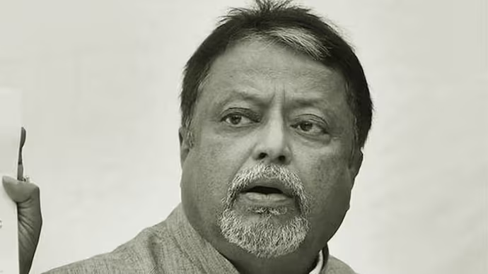 IndiaToday's tweet photo. 𝐄𝐱-𝐑𝐚𝐢𝐥𝐰𝐚𝐲 𝐌𝐢𝐧𝐢𝐬𝐭𝐞𝐫 𝐌𝐮𝐤𝐮𝐥 𝐑𝐨𝐲, 𝐨𝐧𝐜𝐞 𝐓𝐫𝐢𝐧𝐚𝐦𝐨𝐨𝐥 𝐂𝐨𝐧𝐠𝐫𝐞𝐬𝐬'𝐬 𝐍𝐨. 𝟐, 𝐩𝐚𝐬𝐬𝐞𝐬 𝐚𝐰𝐚𝐲 𝐚𝐭 𝟕𝟏

Former Railway Minister and Trinamool Congress leader Mukul Roy, once a close aide of Chief Minister Mamata Banerjee, died of cardiac arrest at 1:30 am on Sunday at Apollo Hospital in Salt Lake, Kolkata, his son Subhranshu Roy confirmed. Roy, who had been diagnosed with dementia, was suffering from multiple ailments and had been in a coma a few days ago.

Read More: https://t.co/eMLctP7gAP
#MukulRoy #Kolkata