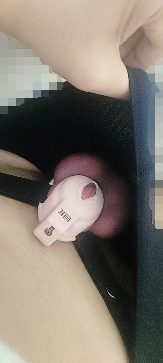 ruionline277191's tweet photo. 在宿舍里有床帘我就这样穿，感觉自己好烧啊#男娘 #伪娘 #贞操锁 #丝袜 https://t.co/rr6j1crDMz