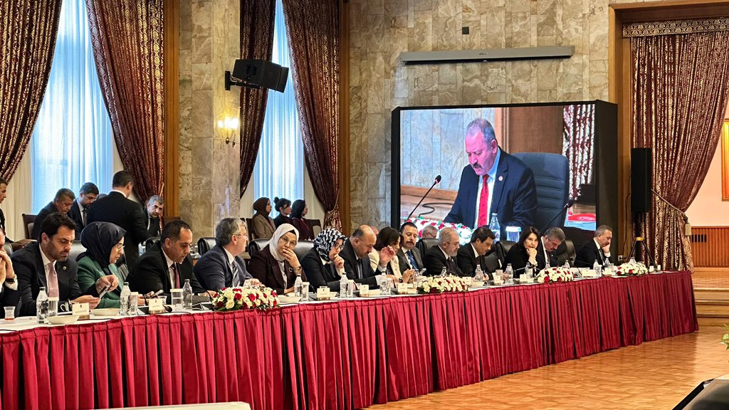 ŞEHİT DÜŞENİN, MERMİ YİYENİN ÖZLÜK HAKKI GÖZ ARDI EDİLEMEZ
Bu vatan kolay kazanılmadı. Her karış toprağında bir fedakârlığın, bir mücadelenin, bir kahramanlığın izi var. Dağlarda, sınır boylarında, puslu gecelerde nöbet tutanlar; gerektiğinde kurşuna yürüyenler bu milletin