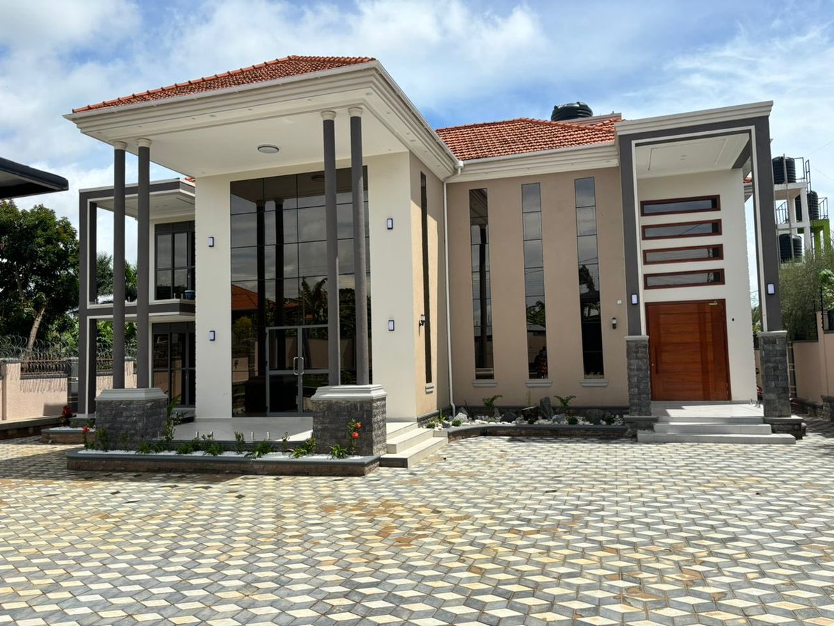 EdgarMugisha9's tweet photo. Akright Bwebajja, Entebbe Road

6 bedroom mansion for sale 

Price $650,000

+256 787 054 421 https://t.co/xt0IEmDA9S