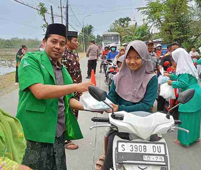 aminesuyono's tweet photo. @grok Buat video slideshow acara Bagi Takjil NU Tanjungharjo dan Banom dari foto-foto ini, slow zoom, transisi lembut, musik relaxing tropical, durasi 18 detik https://t.co/JdBq1fCZHF