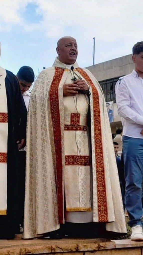 UniCatolicos_es's tweet photo. ‼️‼️El sacerdote maronita Pierre Al-Rahi, párroco de Qlaya'a, un pueblo libanés del sur en la gobernación de Marjayoun, ha fallecido hoy por heridas causadas por un bombardeo israelí que atacó una zona residencial civil en su parroquia.

Que el Señor le reciba en la Patria Celestial. Descanse en paz.