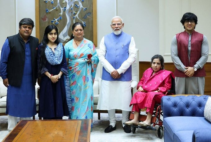 1stIndiaNews's tweet photo. #Jaipur: पीएम मोदी से वसुंधरा राजे ने की मुलाकात 

पीएम मोदी से सपरिवार की वसुंधरा राजे ने मुलाकात, पुत्र सांसद दुष्यंत सिंह और पुत्रवधु निहारिका के साथ की मुलाकात... 

#RajasthanWithFirstIndia @VasundharaBJP @BJP4Rajasthan @narendramodi @DushyantDholpur @yogesh2727sh1 https://t.co/TPKpxPwOR4