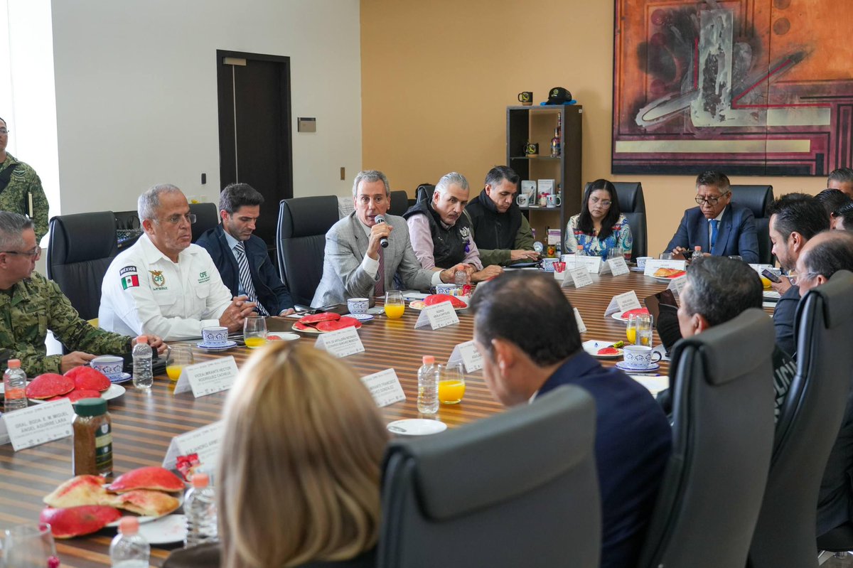 Junto con el gobernador <a href="/armentapuebla_/">Alejandro Armenta</a> y otras autoridades de los tres órdenes de gobierno, participamos en la Mesa de Trabajo de la Coordinación Estatal para la Construcción de Paz y Seguridad. 

Generamos estrategias enfocadas en la prevención del delito, así como la atención