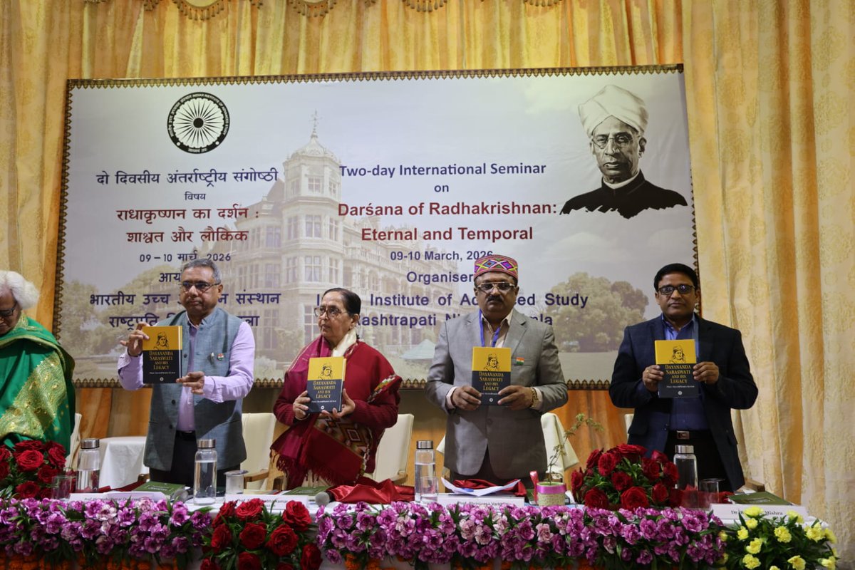CentralSanskrit's tweet photo. @CentralSanskrit के कुलपति @shrivarakhedi ने @IIASShimla में आयोजित दो दिवसीय अंतर्राष्ट्रीय संगोष्ठी “राधाकृष्णन का दर्शन: शाश्वत और सामयिक” के उद्घाटन सत्र में मुख्य वक्ता के रुप में सम्बोधित किया। अपने वक्तव्य में उन्होंने कहा कि सर्वपल्ली राधाकृष्णन ने भारतीय दर्शन, विशेषतः वेदांत, को आधुनिक संदर्भ में व्याख्यायित करते हुए भारतीय ज्ञान परंपरा को वैश्विक बौद्धिक विमर्श से जोड़ा और यह स्थापित किया कि भारतीय दर्शन मानवता को नैतिक समरसता, आध्यात्मिक एकता और वैश्विक सद्भाव की दिशा दिखाने वाली जीवंत परंपरा है।
संगोष्ठी के उद्घाटन सत्र में संस्थान के निदेशक प्रो.हिमांशु कुमार चतुर्वेदी तथा अध्यक्षा प्रो.शशिप्रभा कुमार की गरिमामयी उपस्थिति रही। इस अवसर पर संस्थान के महत्वपूर्ण प्रकाशनों का विमोचन किया गया तथा सिद्धार्थ विहार गेस्ट हाउस में स्थापित अत्याधुनिक, तकनीक-संपन्न सम्मेलन कक्ष का भी उद्घाटन किया गया, जो अंतरराष्ट्रीय अकादमिक संवाद को और सुदृढ़ करेगा।
@IIASShimla @shrivarakhedi 
@EduMinOfIndia @dpradhanbjp
@IKS_Media
#CentralSanskritUniversity #भारतीयदर्शन #Radhakrishnan #IKS
#IIAS #Shimla