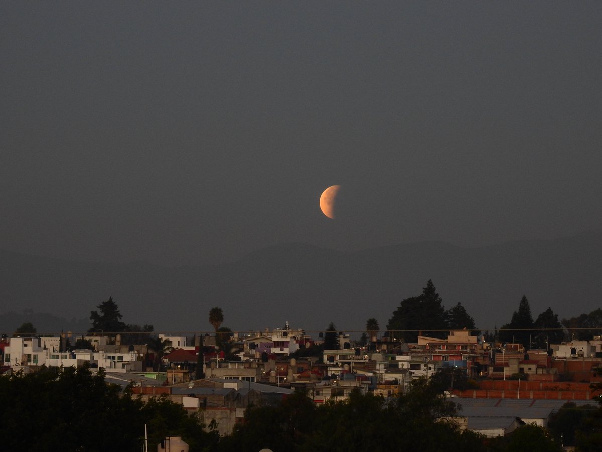 SaganSw's tweet photo. Secuencia de la puesta de Luna durante el eclipse del pasado lunes 03/03/2026. Ésta se ocultó entre los volcanes #popocatépetl e #Iztacccihuatl fue un bonito espectáculo al amanecer. Fotografías con Nikon P900, desde la ciudad de Puebla. https://t.co/sk0Zcwxw5U