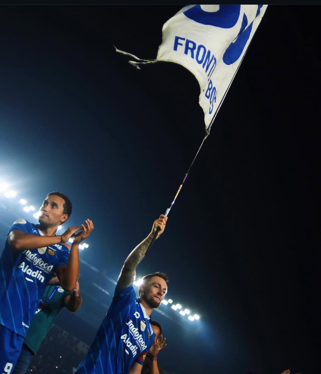 Tapi selamat untuk Ezra Walian yang dipanggil lagi sama timnas, dia berhasil dapet sinar di Kediri, kalo masih di Persib pasti banyak sinar2 lain yang bikin dia ga terlalu terang. 

Selain paling kasep, ternyata dia paling jago di Kediri.