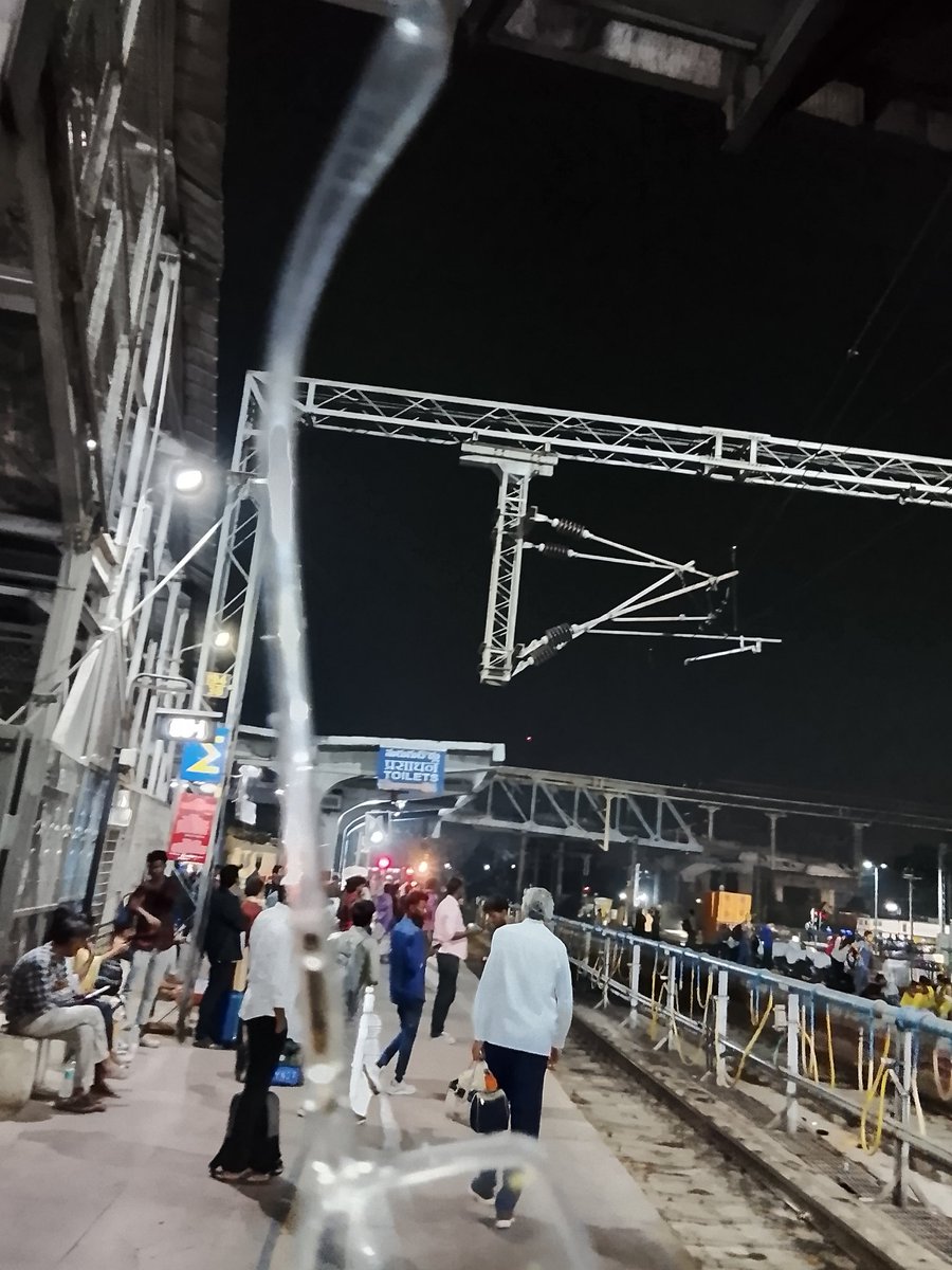 ramakosuru's tweet image. @RailwaySeva 
No dustbin found on platform bno 1 on March 9th 2026 at time 9.30 PM .@AshwiniVaishnaw is a failed  @RailMinIndia but @narendramodi 
still wants him for whatever reasons. What is the point of having ministership when one can't 
do justification 😭
#swach bharat🤔