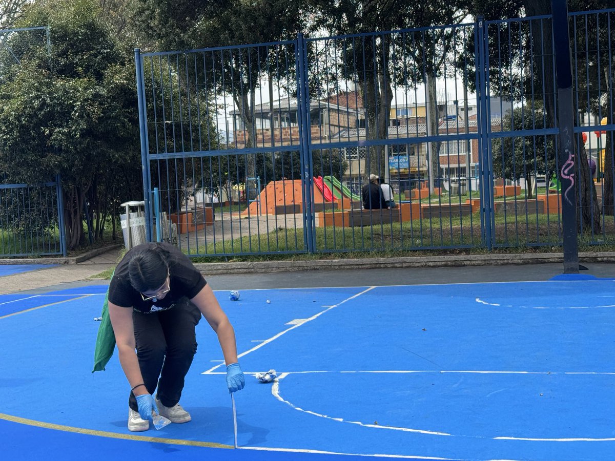 MiEspacioesBog's tweet image. 📍Antonio Nariño #TransformAcción

Con limpieza, barrido y pintura seguimos transformando y embelleciendo el parque San Antonio (carrera 15 calle 4 sur)
Intervenimos bancas y juegos infantiles, y ahora avanzamos con mantenimiento de las canchas multifuncionales y biosaludables