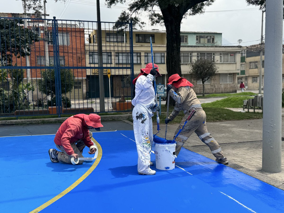 MiEspacioesBog's tweet image. 📍Antonio Nariño #TransformAcción

Con limpieza, barrido y pintura seguimos transformando y embelleciendo el parque San Antonio (carrera 15 calle 4 sur)
Intervenimos bancas y juegos infantiles, y ahora avanzamos con mantenimiento de las canchas multifuncionales y biosaludables