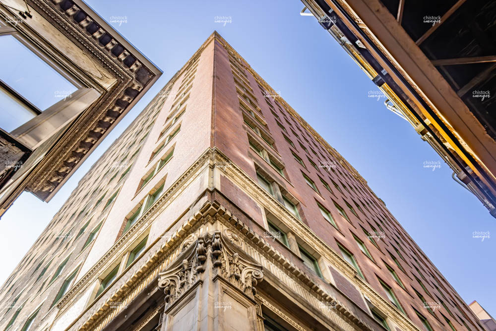 LaSalle Atrium Building . 
Alternative Name: Fort Dearborn Hotel, Traders Building.  
Architectural Style: Venetian Renaissance / Neo-Classical
Construction End: 1914
Architect: Holabird &amp; Roche

chistockimages.com/building/lasal…
