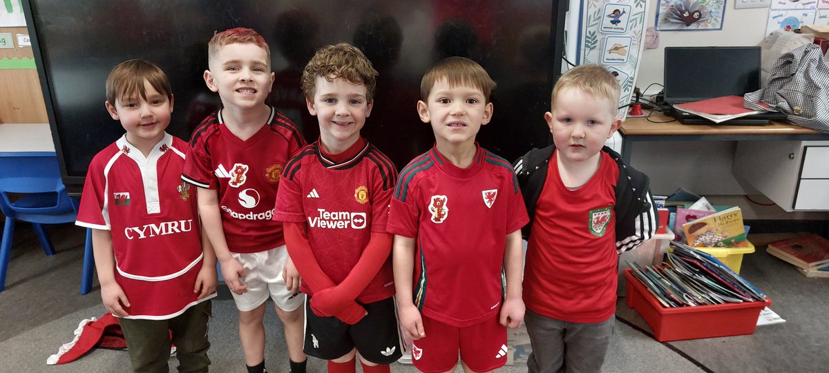 rhosstreet's tweet photo. St. Davids Day celebrations at Rhos Street School. #RSScym https://t.co/LACw1O2fQ6
