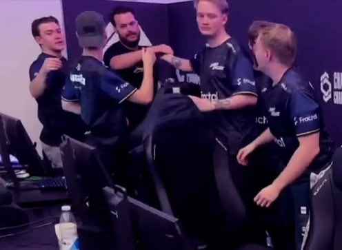 esportstudion's tweet photo. DOM HÄR GOA KILLARNA!

Fribbe &amp; co skickade precis 100t borta i Köpenhamn, riktigt gott att se!

Johnny är nu klara för Upper bracket final mot Betclic imorgon! Poiii och 100t får kriga vidare i Lower bracket strax. https://t.co/lkBx4ohcUi