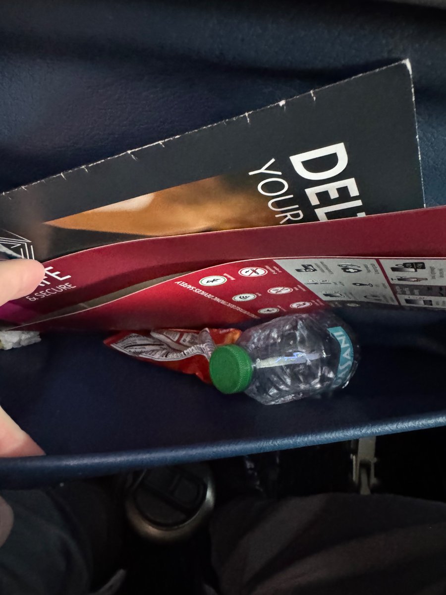 ggerik's tweet photo. @Delta Do better. Flight 1012 Dtw-AUS , 19D https://t.co/0ltXQRWs3V