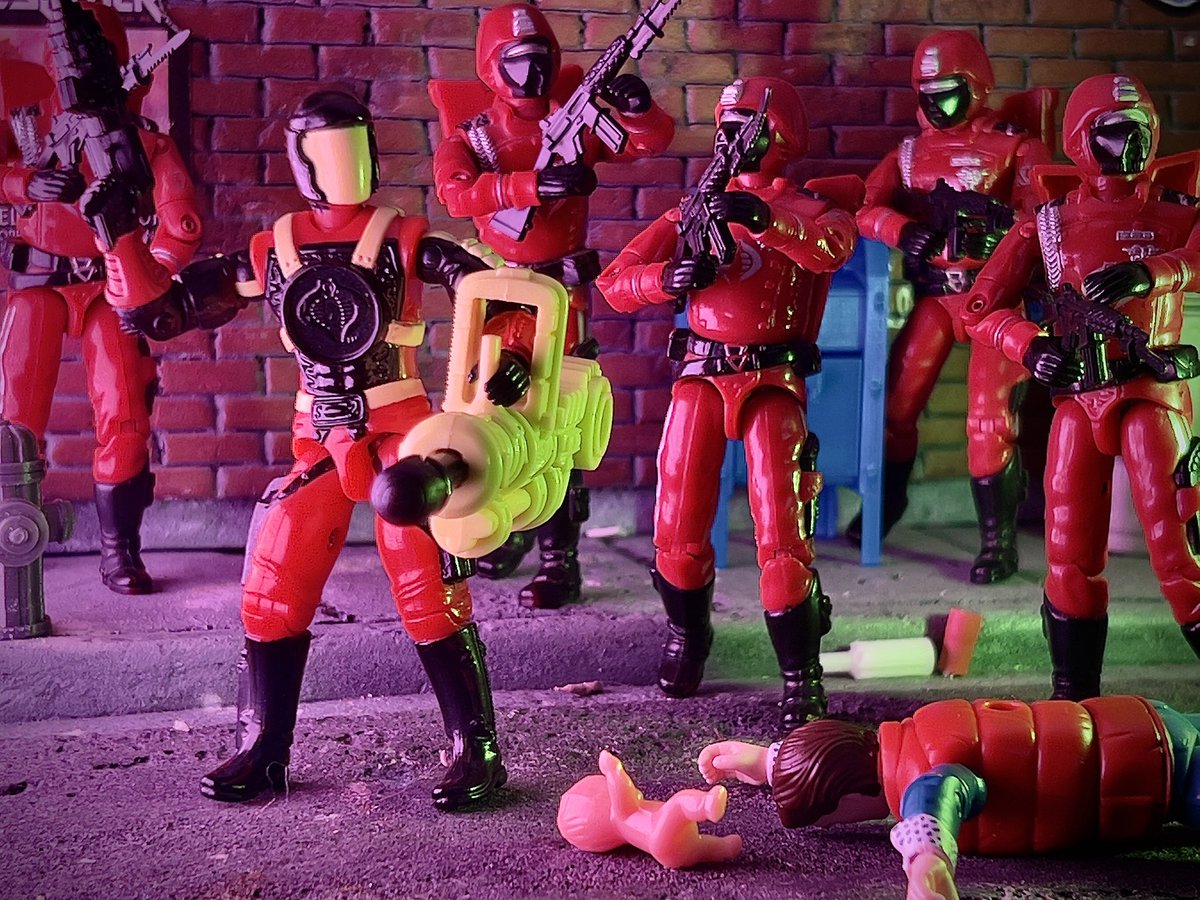 day 432 #joeaday Crimson Guard Commander v1 1993

It’s unfortunate they didn’t stick to the red/black/silver color scheme for CGs cause that would’ve elevated this very solid sculpt. Even so, he’s a’ight. 5/10