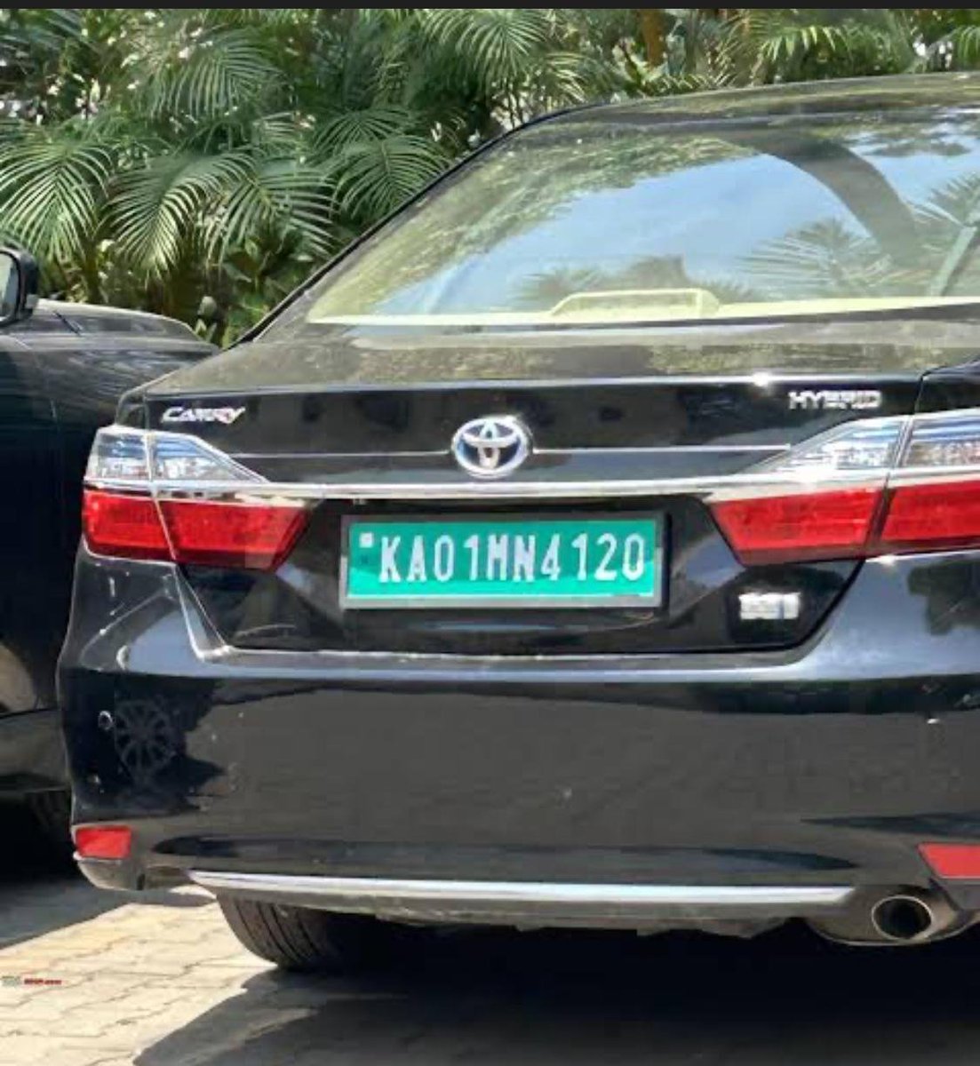 skepticbaba's tweet photo. How is this car given green number plate ...it is an hybrid car ?  Maybe there is a new scam going on on bangalore under your nose  @Jointcptraffic @blrcitytraffic https://t.co/KBoyiYHFmR