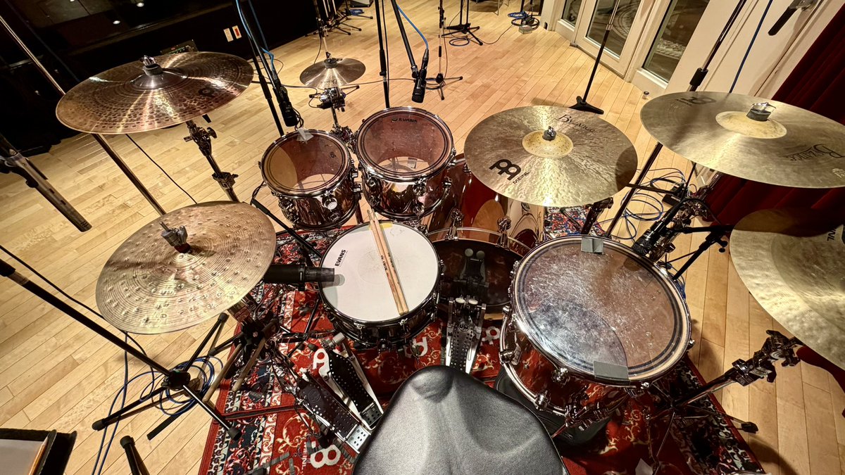 iamgoraikochaN's tweet photo. 大先輩ミュージシャンの方々と
初レコーディングでした！🥁
抜群なサウンド、ハンパねえっす！！！！
乞うご期待～👌🏻
 
佐々木"コジロー"貴之さん
二家本亮介さん https://t.co/KwZ0K3Auky