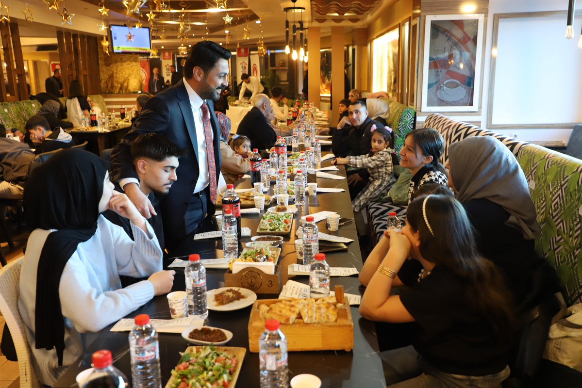Koruyucu Ailelerimizin fedakarlığını onurlandırmak ve evlatlarımızın neşesine ortak olmak amacıyla düzenlenen iftar programına katılım sağladık. Gönül elçilerimizle bir araya geldiğimiz bu anlamlı akşamda, aile bağlarının sadece kan bağıyla değil, sevgi ve emekle ne kadar