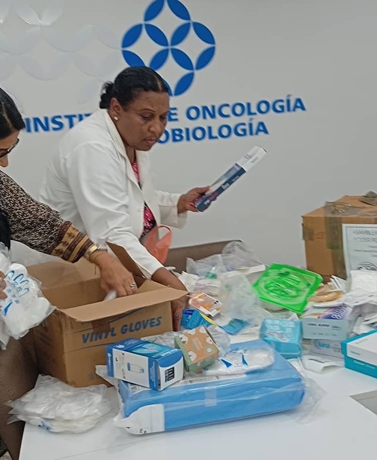 Una vez más llegan los #CDRCuba y el proyecto "A Cuba hay que quererla" al Instituto de Oncología y Radiología, para entregar una donación de medicamentos e insumos médicos, esta vez procedente de nuestros hermanos de Nou Barris, Barcelona. ¡Gracias!
#Cuba #CubaNoSeRinde