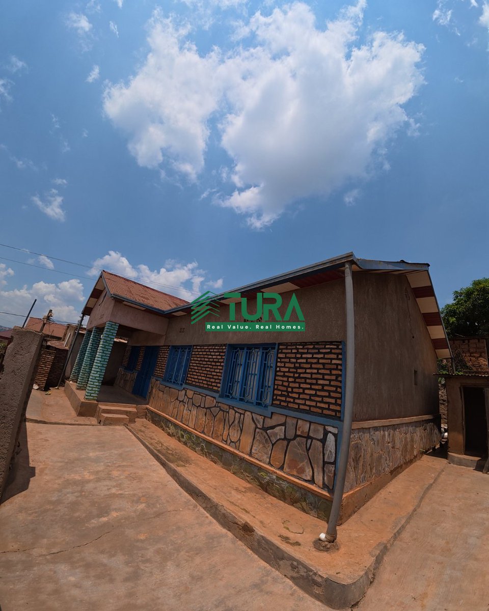 Turarealestate's tweet image. #inzu IHENDUTSE RUGENDE (kugasoko)

AHO IHEREREYE: RUGENDE
- Kumuhanda neza.
- Hagiye kubakwa kaburimbo vuba (Masaka - Bugesera).

UBUSO: 329 m2

FEATURES:
- 4 BEDROOMS
- 2 BATHROOMS
- SITTINGROOM
- DINNINGROOM
- BOUTIQUE 3
- PARKING

IGICIRO: 26,000,000 RWF

CALL: +250789886563