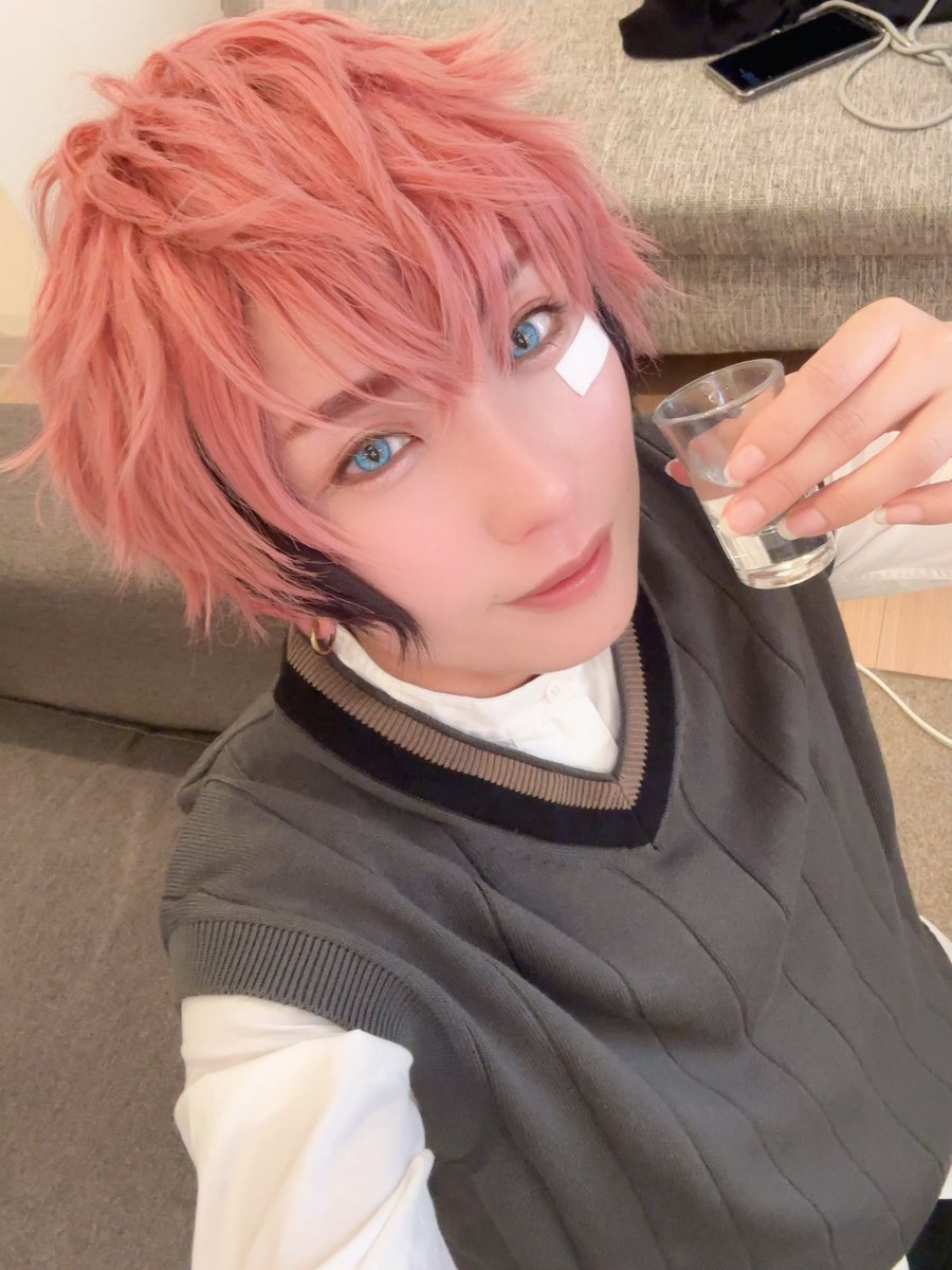 ドドドドドドドドドドドドド深夜になっちゃったんだけど土曜はさけつ🅰️さんたちで今さらだけど新年会して美味しいもの食べて美味しいお酒飲んで最高だった❣️いつも楽しい❣️服もド捏造ですまん！上善如水を飲んでごきげんのakgしかなく鬼加工しました　顔は本当に赤い