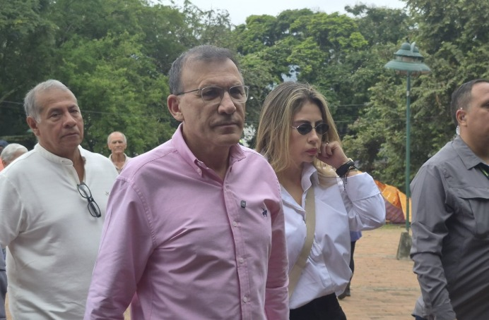 🔍 <a href="/RoyBarreras/">Roy Barreras</a> gana la consulta y se abre camino para las presidenciales.

El exsenador ganó la consulta del Frente por la Vida con 257.037 votos. Superó a <a href="/QuinteroCalle/">Daniel Quintero 🇨🇴</a>  y se perfila como opción para la primera vuelta este año.
📰👉conexionsabana360.com/medialab/en-vi…

#Elecciones2026