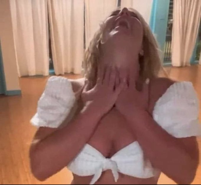 Cuando tengo que comer con personas y no con un video de youtube