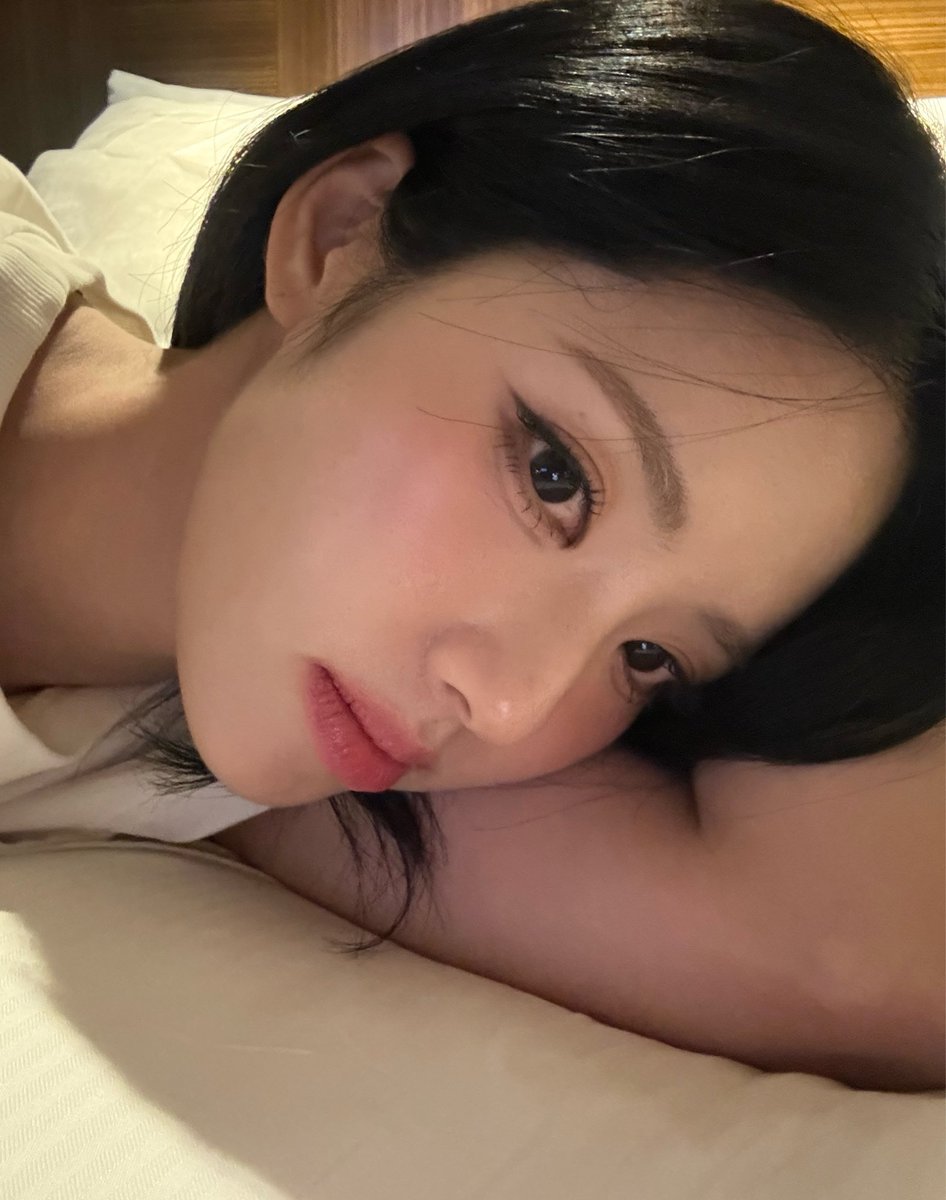 haemjaa's tweet photo. 경젼 유행 다 지나고도 니침대내꺼 셀카 자주 보낼듯
이렇게 예쁜 내가 기다리고 있는데 빨리 안 와?
사진만 띨롱 와도 저 멘트가 같이 들리는 것 같아서
남은 일정 캔슬하고 달려옴 https://t.co/X5kkeYL0E0
