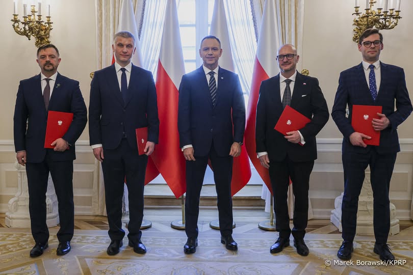 Karol N. powołał kolejnych doradców. 
Do Gabinetu Prezydenta dołączają nowi eksperci. 
Nikt nie wie po co? Do weta są kompletnie nie potrzebni, a ustaw tam i tak nikt nie czyta!