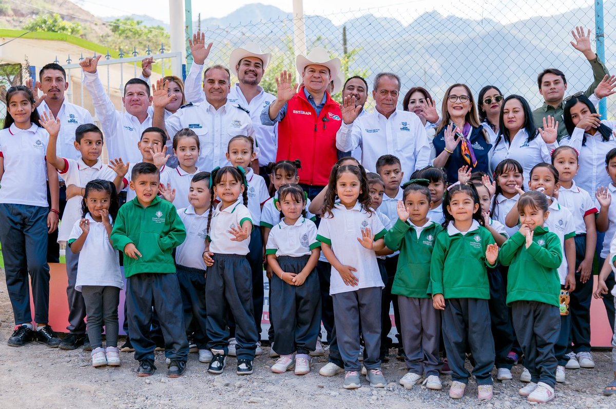 EVillegasV's tweet photo. En esta gira de trabajo también impulsamos espacios para el deporte y la convivencia escolar con un nuevo domo en la comunidad de Valderrama. 🏫
Porque con la #Gira39Municipios estamos llegando hasta los lugares más alejados de Durango. ⛰️
Gracias al trabajo en equipo con el presidente municipal José Antonio, a San Dimas y a Durango les seguirá yendo bien. 🤝