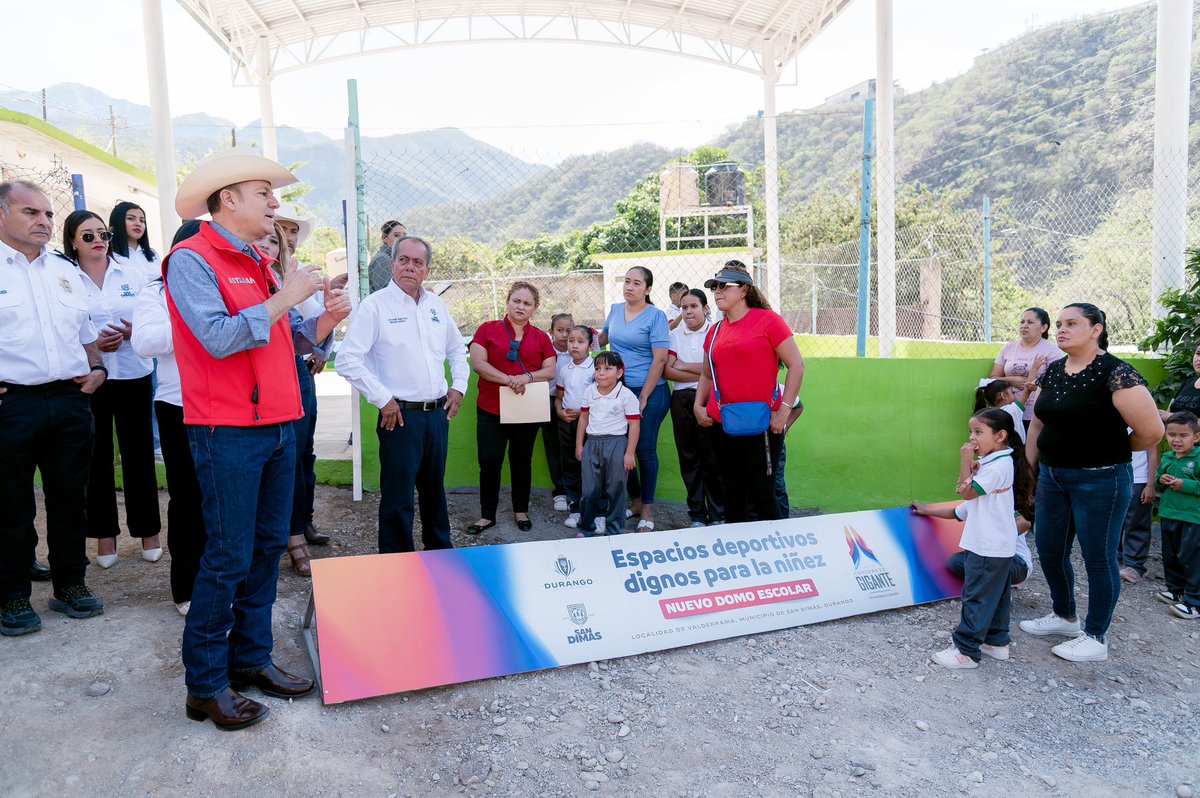 EVillegasV's tweet photo. En esta gira de trabajo también impulsamos espacios para el deporte y la convivencia escolar con un nuevo domo en la comunidad de Valderrama. 🏫
Porque con la #Gira39Municipios estamos llegando hasta los lugares más alejados de Durango. ⛰️
Gracias al trabajo en equipo con el presidente municipal José Antonio, a San Dimas y a Durango les seguirá yendo bien. 🤝