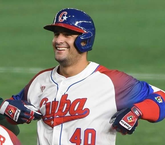 #Cuba sigue  invicta en el Clásico Mundial 🇨🇺
Felicidades a nuestra selección nacional de béisbol  que  derrotó  a Colombia en su segunda salida del VI Clásico Mundial.