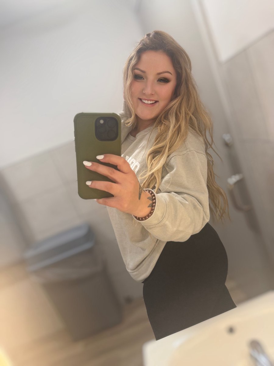 inkthickmilf's tweet photo. Happy Monday :) https://t.co/cNVokw6tZb