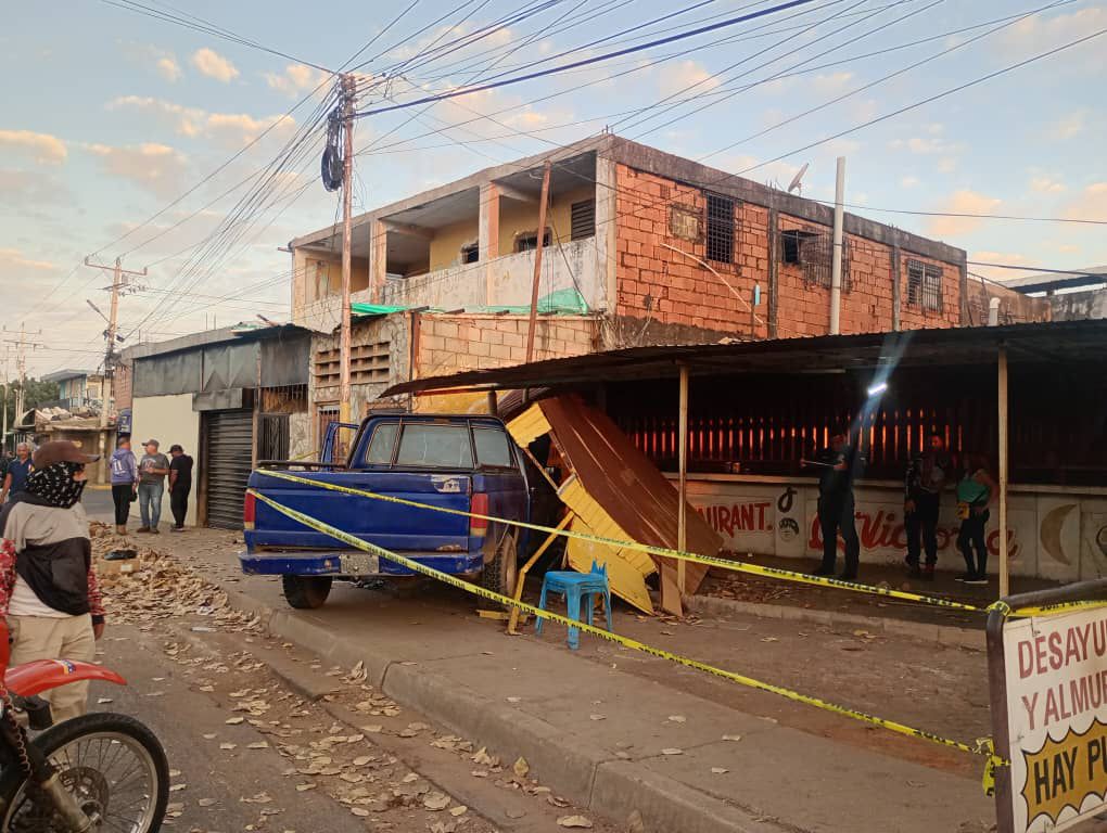 QPEV_'s tweet image. #PulsoRegional #Sucesos #Zulia #9Marzo Dos personas murieron al ser arrollados en la parroquia Luis Hurtado Higuera de la ciudad de Maracaibo. El conductor fue detenido por las autoridades. Vía: @Edwinprietoro