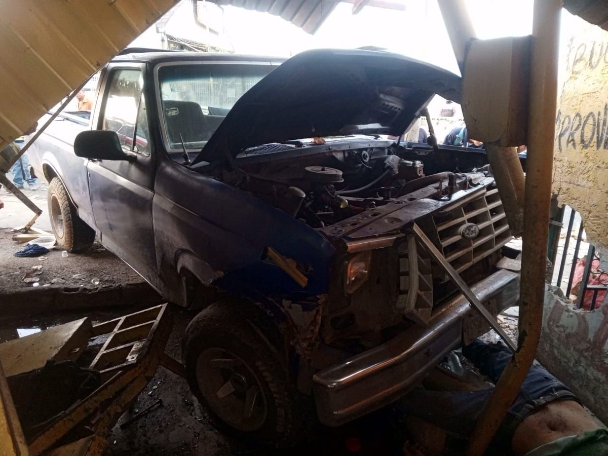 QPEV_'s tweet image. #PulsoRegional #Sucesos #Zulia #9Marzo Dos personas murieron al ser arrollados en la parroquia Luis Hurtado Higuera de la ciudad de Maracaibo. El conductor fue detenido por las autoridades. Vía: @Edwinprietoro