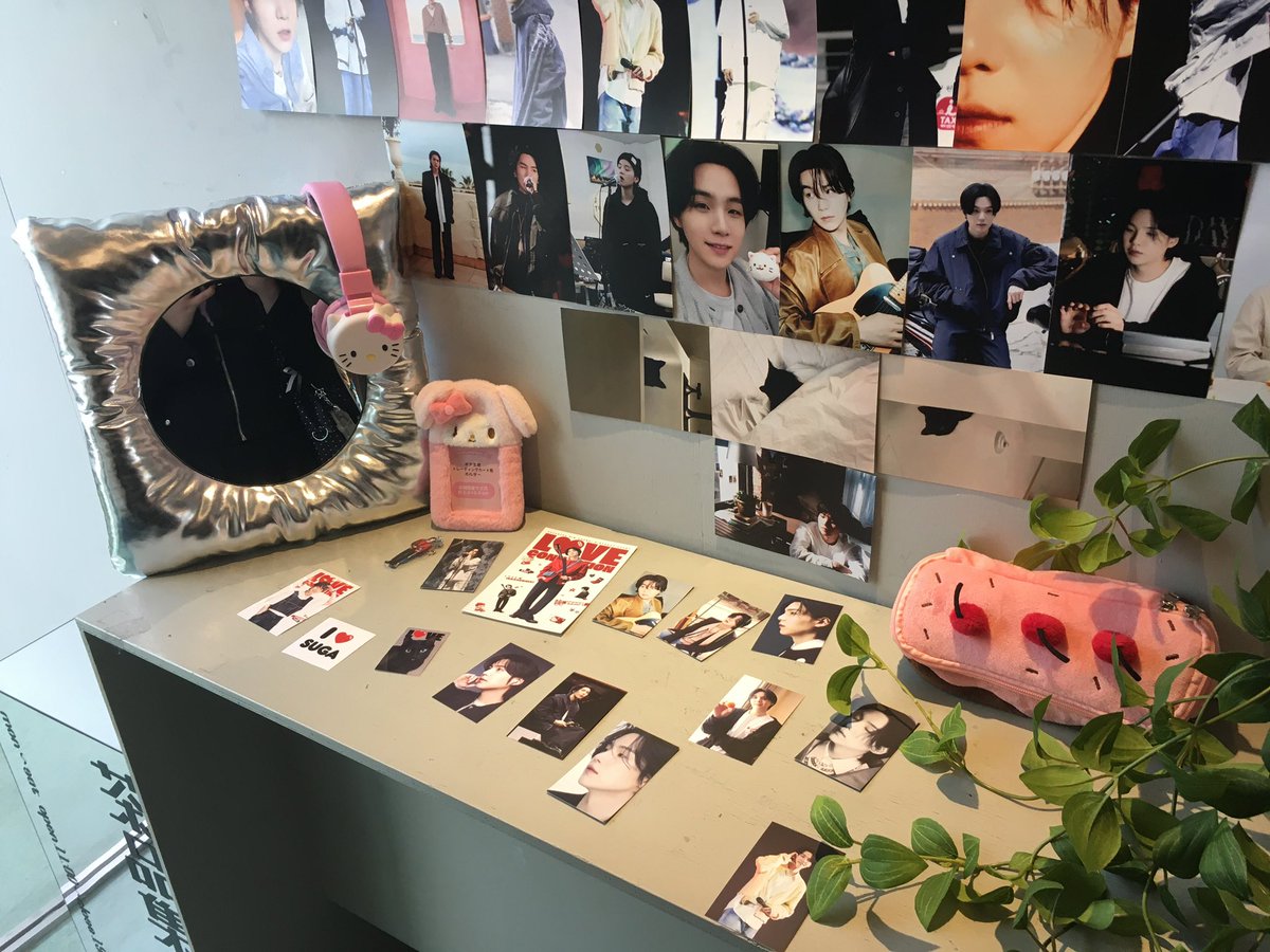 yunxi_he9's tweet photo. 특전이랑 컵홀더 디자인이 넘모너무 예뻤어요
너무너무사장님께말씀드리고싶펏는데쑥쓰러워서수고하세요인사만하고나온저를용서해주세요

금손아미님들 덕분에 즐거운 시간 보내다 왓서요
귀한 생카 열어주셔서 감사합니다 !!😻💓

#LOVE_CONNECTION_YOONGI
#윤기와_러브커넥션
#BTS #SUGA #민윤기 https://t.co/pbSzCoQu4b