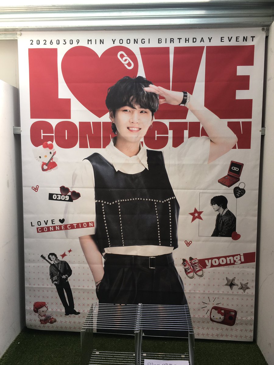 yunxi_he9's tweet photo. 특전이랑 컵홀더 디자인이 넘모너무 예뻤어요
너무너무사장님께말씀드리고싶펏는데쑥쓰러워서수고하세요인사만하고나온저를용서해주세요

금손아미님들 덕분에 즐거운 시간 보내다 왓서요
귀한 생카 열어주셔서 감사합니다 !!😻💓

#LOVE_CONNECTION_YOONGI
#윤기와_러브커넥션
#BTS #SUGA #민윤기 https://t.co/pbSzCoQu4b