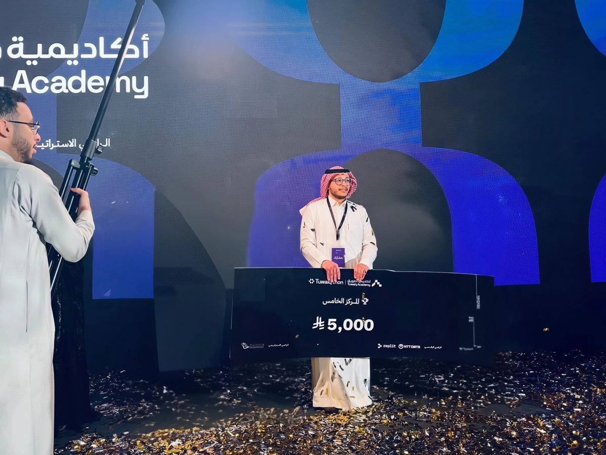 dspksu's tweet photo. ✨نبارك للطالب المتميز 

فيصل طلعت عبدالقادر رحالي
كلية علوم الحاسب ونظم المعلومات التطبيقي – مسار المتفوقين،
قائد فريق سيف دوز حصولهم على المركز الخامس في تحدي طويق البرمجي على مستوى الجامعات التابعة لأكاديمية طويق.

#عمادة_شؤون_الطلاب 

#جامعة_الملك_سعود https://t.co/sthyHHgXKu