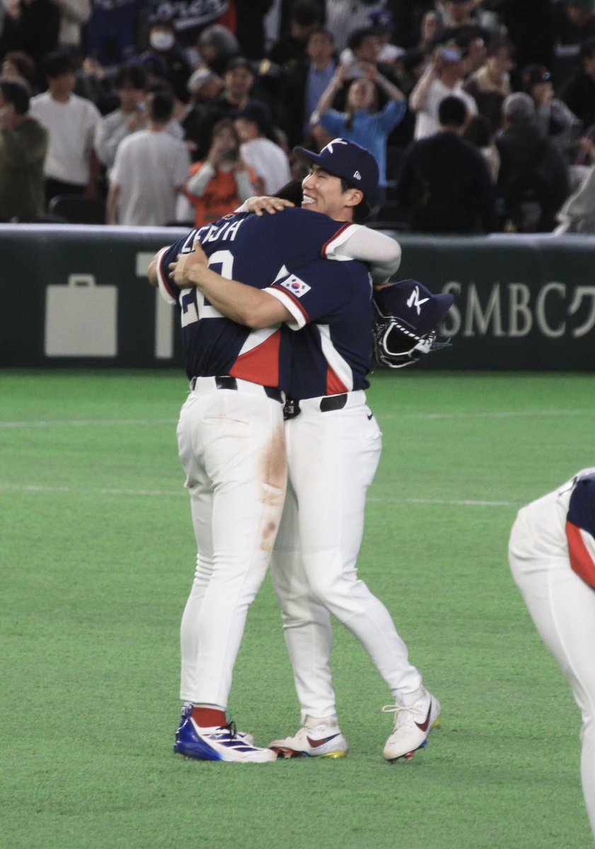 R_Gondream's tweet photo. Captain Jung Hoo Lee &amp; Hyeseong Kim
Emotional moment 😭😭😭

ジョンフとヘソン、このシーンはまじで泣いた！！！😭

📸@R_Gondream 

#JungHooLee
#HyeseongKim 
#WorldBaseballClassic https://t.co/U2OsWrdiMx